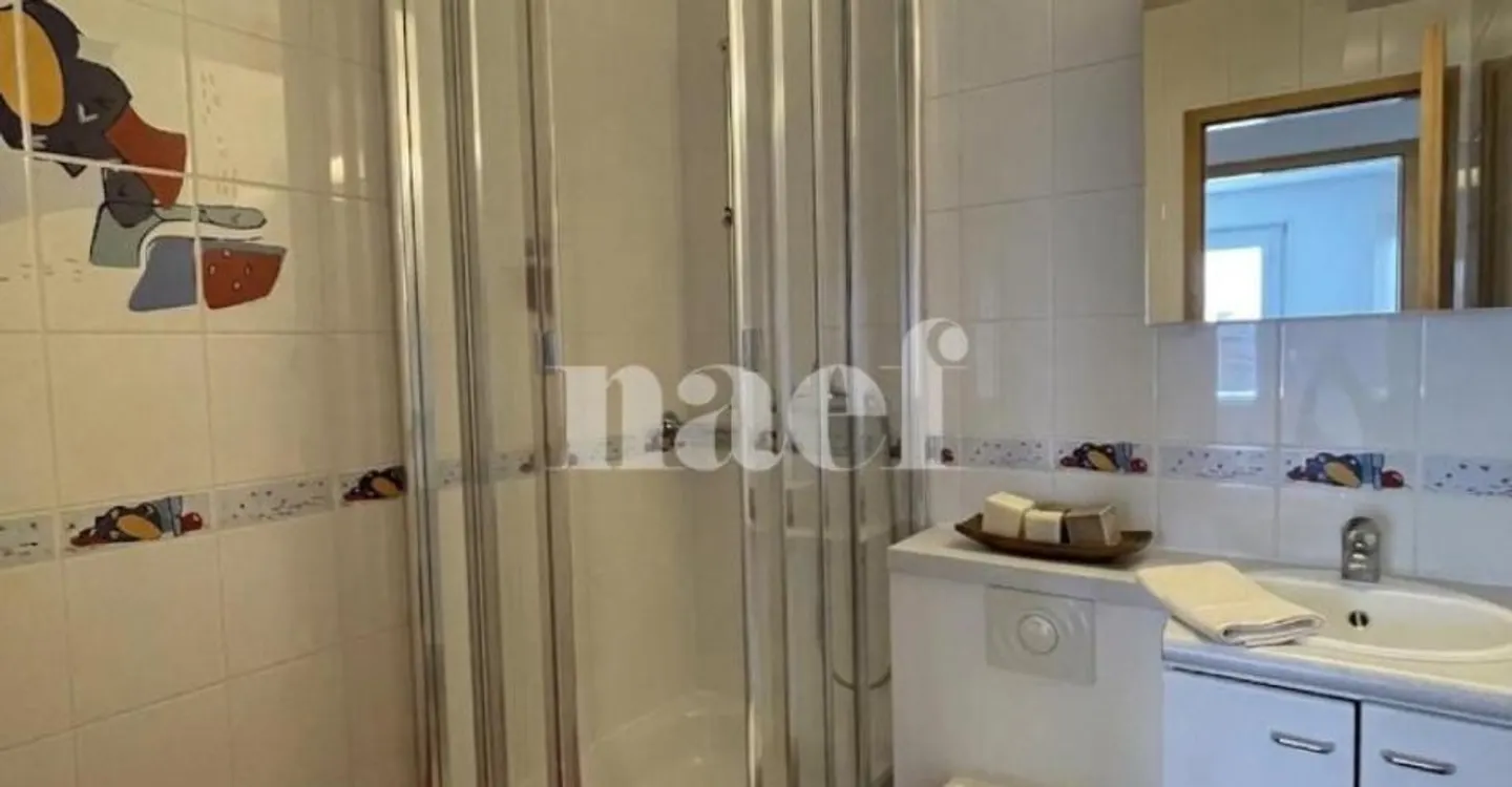 Nel centro del villaggio - Bellissimo appartamento di 5,5 locali in mansarda con camino e grande balcone - Foto 8 di 8