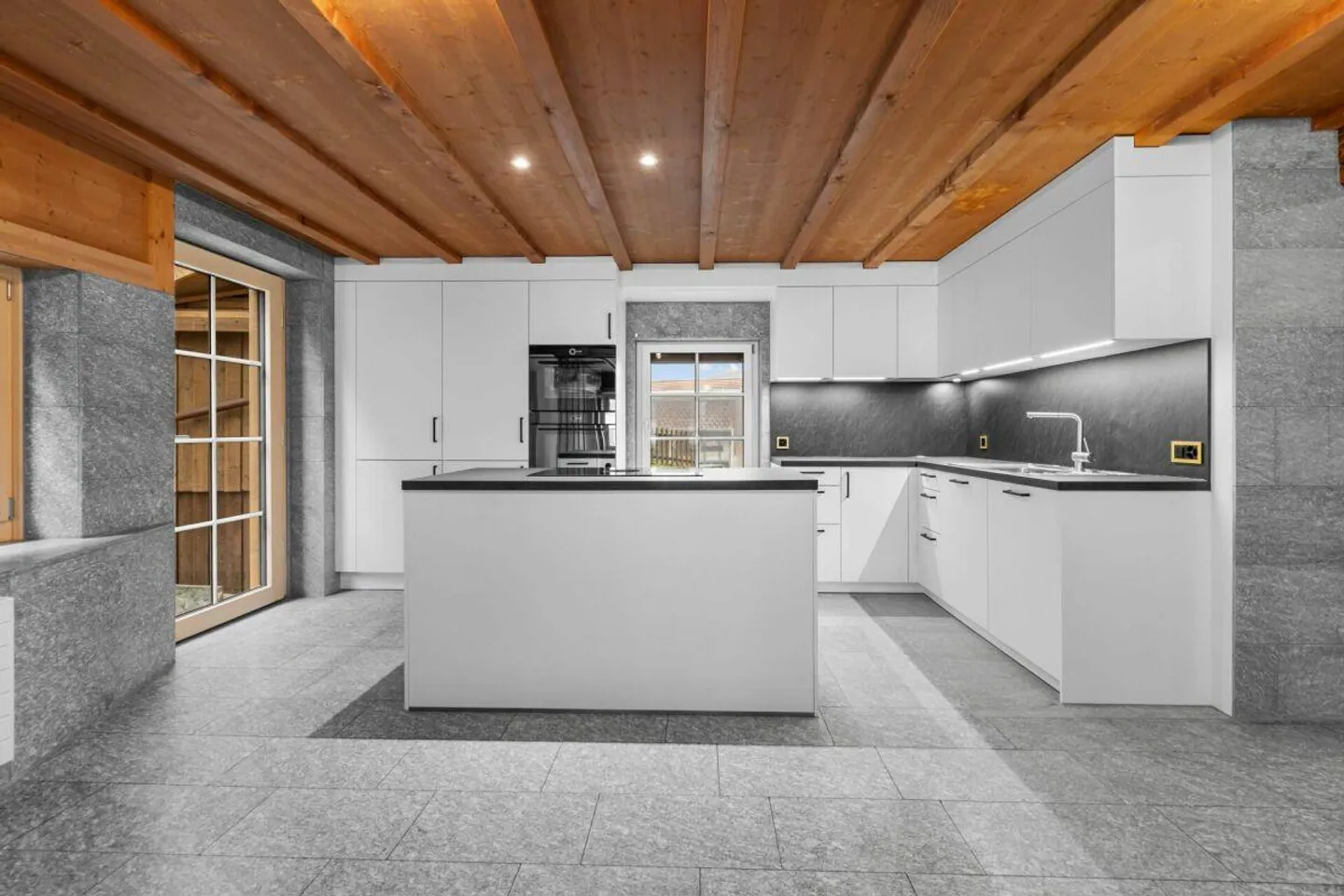 Fattoria (parte di casa) con fienile e terreno circostante - Foto 8 di 30