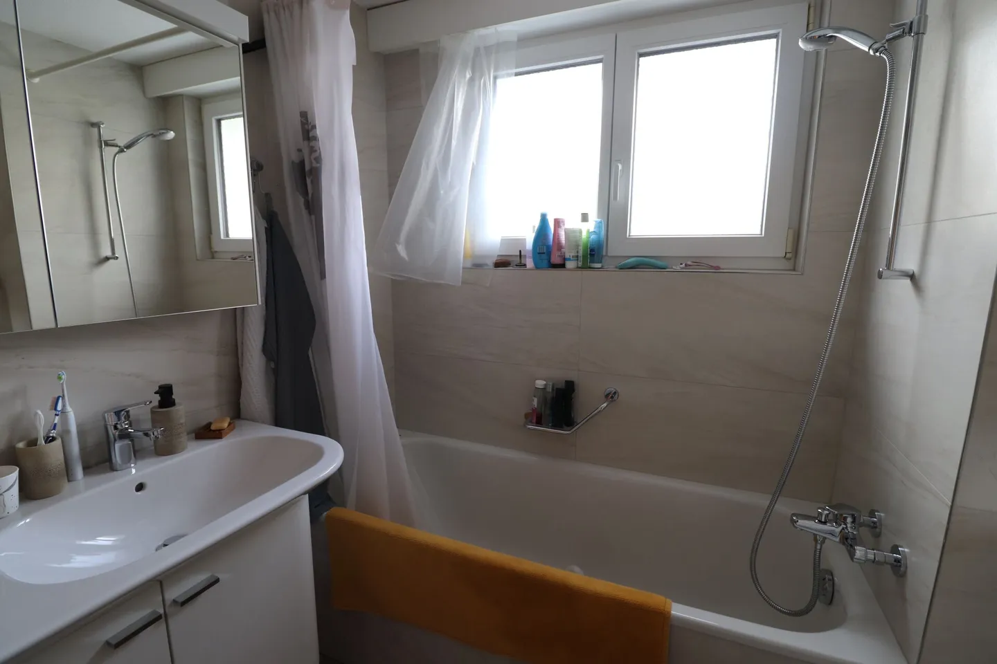 5 Room Apartment with Balcony - Photo 3 of 6