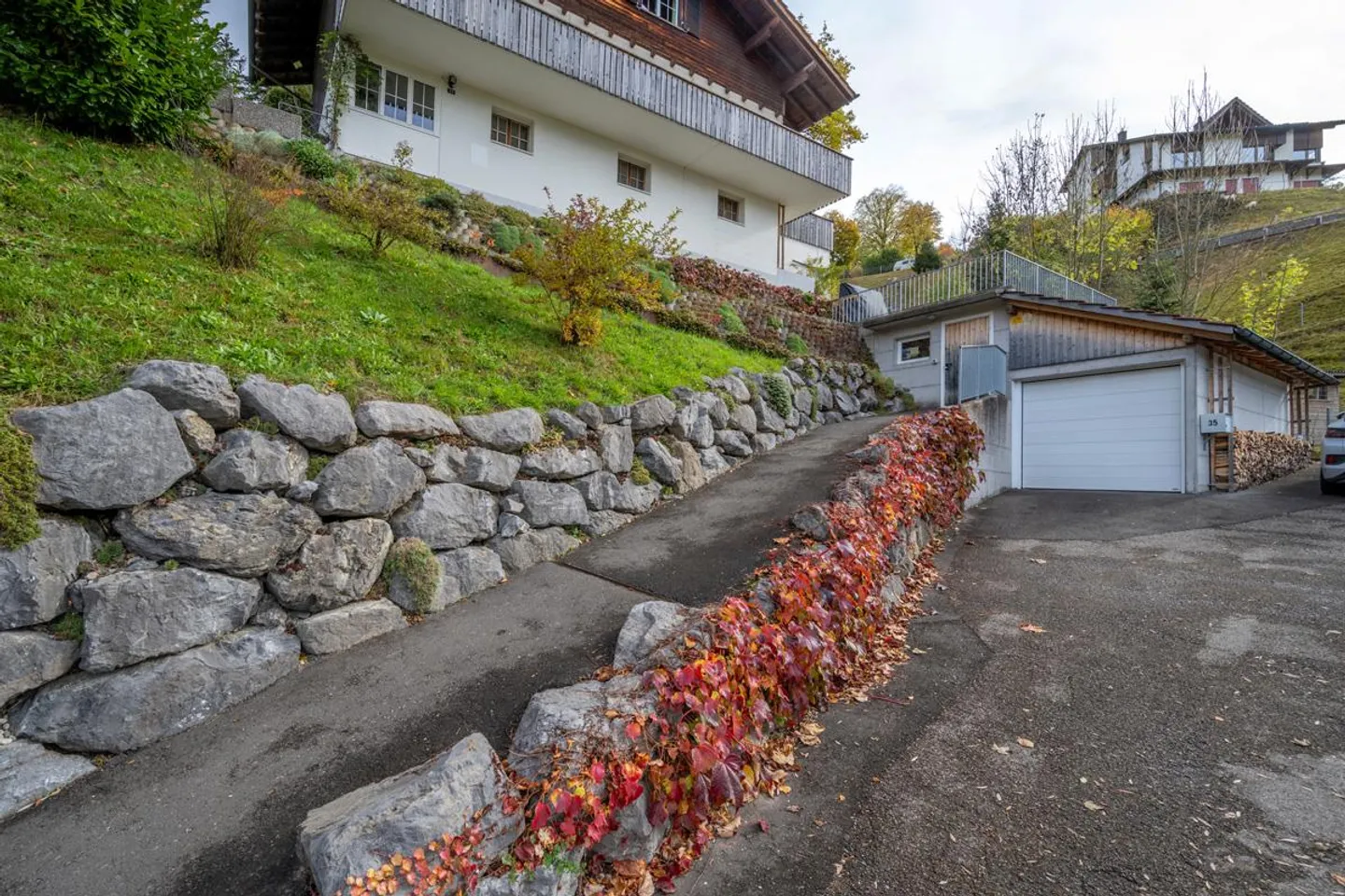 Vivere nel verde - Incantevole casa unifamiliare con area boschiva privata - Foto 3 di 30