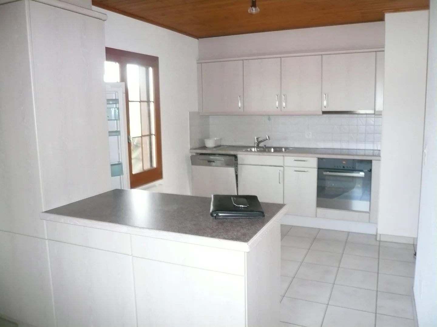 Spacious 3.5-room penthouse in a quiet and sunny location in Walliswil b. Wangen - Photo 2 of 7