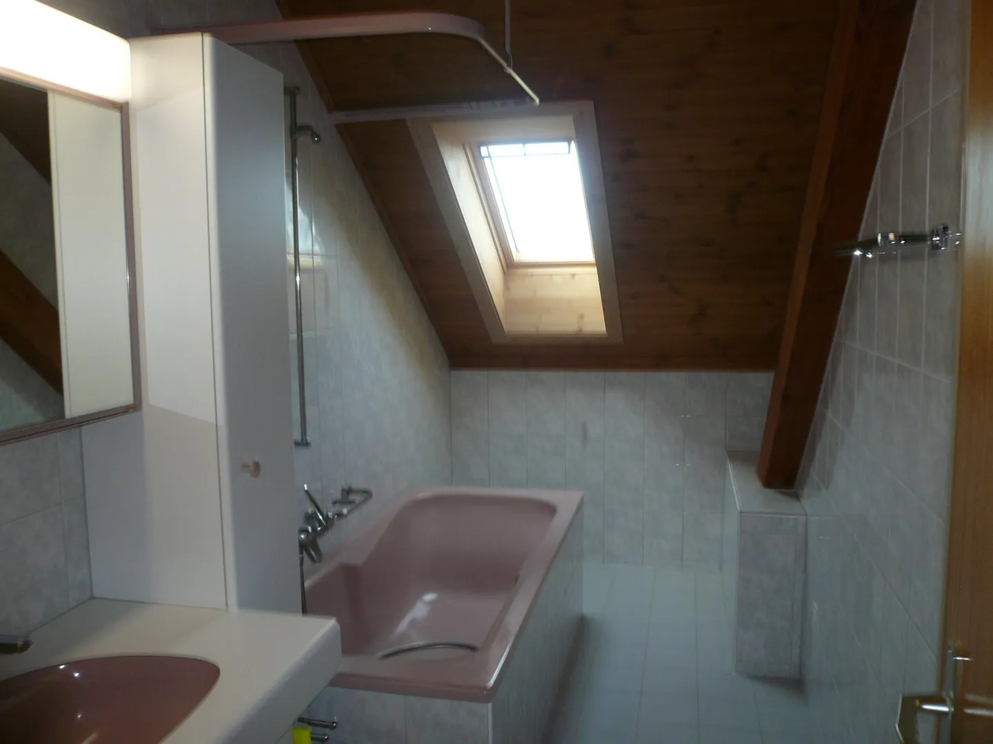 Spacious 3.5-room penthouse in a quiet and sunny location in Walliswil b. Wangen - Photo 6 of 7