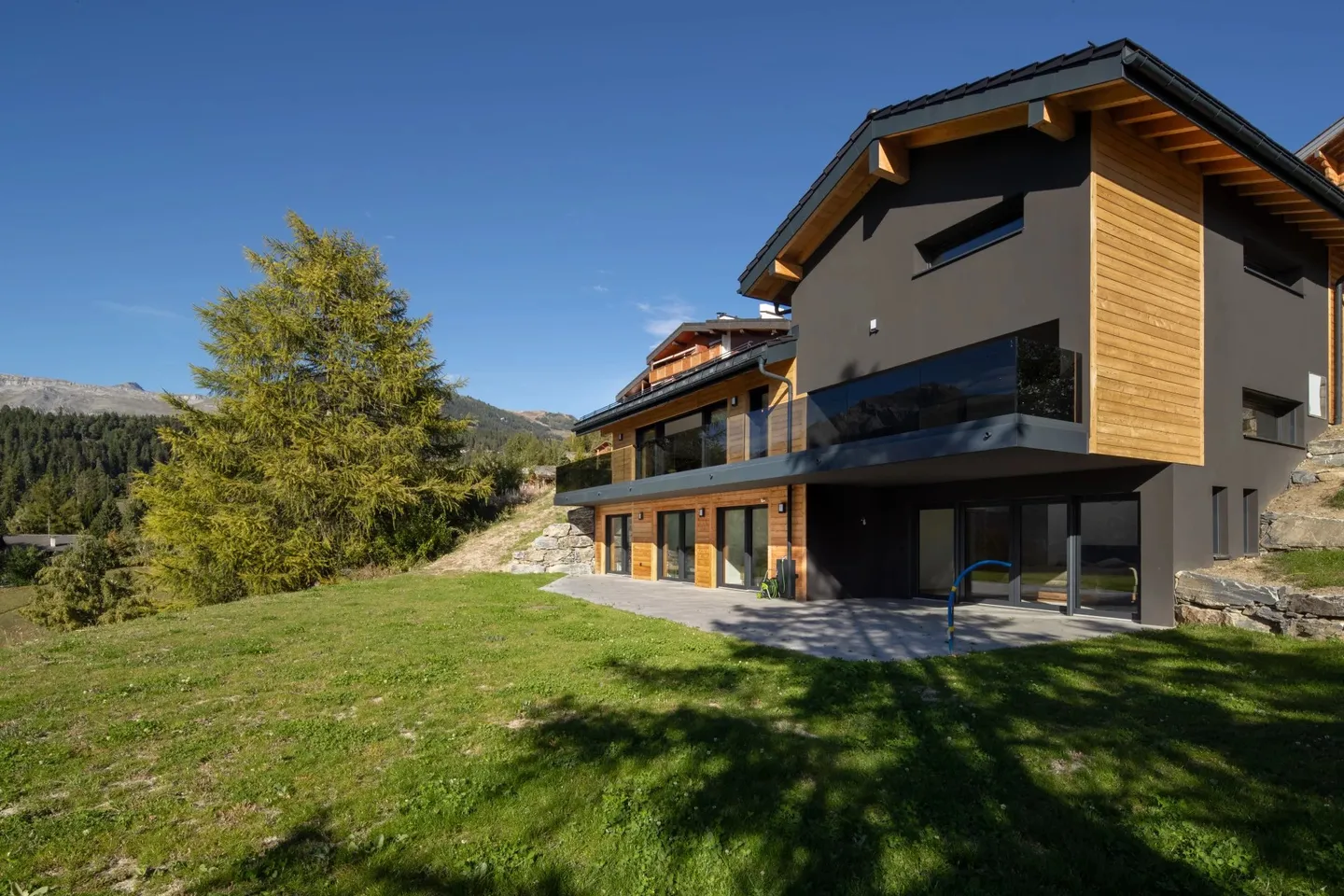 Exceptional 5.5-room chalet in Crans-Montana - Stunning view and jacuzzi - Photo 1 of 49