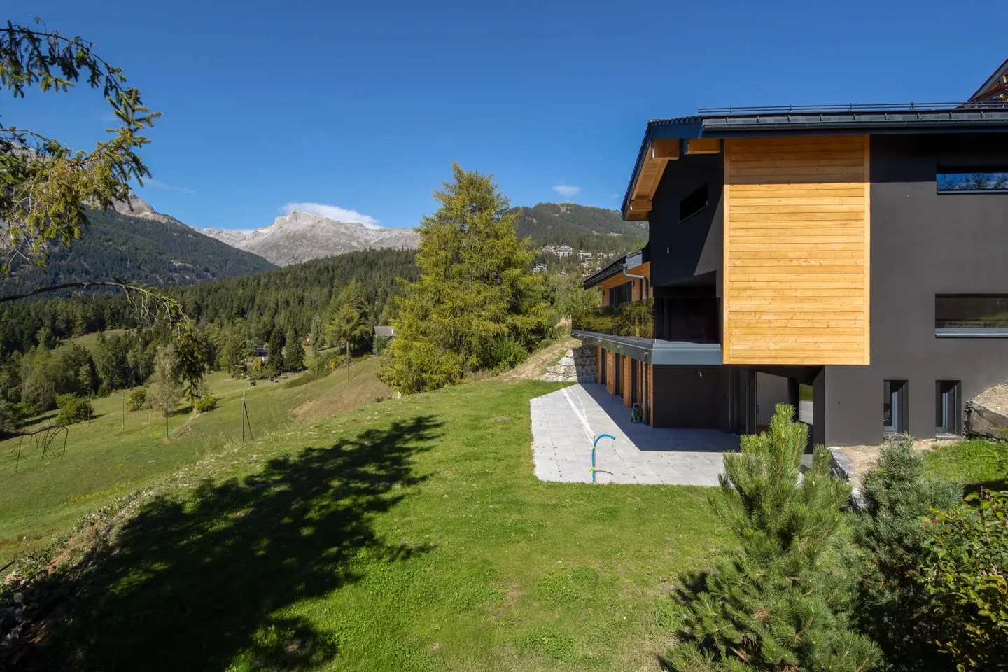 Exceptional 5.5-room chalet in Crans-Montana - Stunning view and jacuzzi - Photo 5 of 49