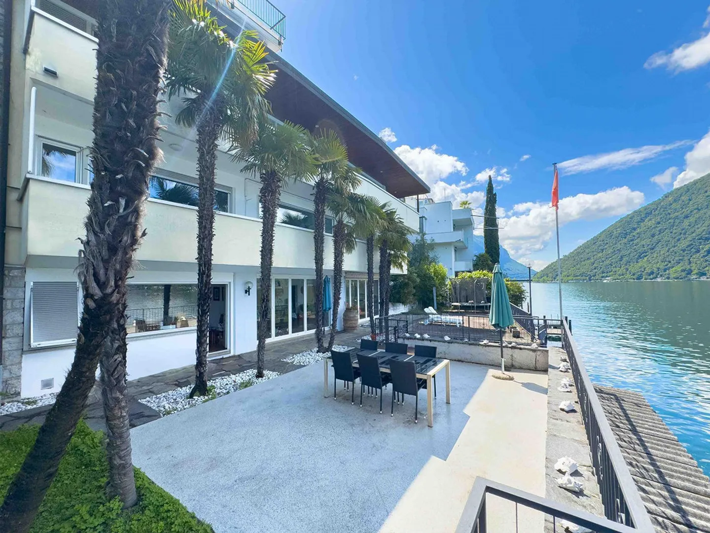 Villa direkt am See mit Bootsliegeplätzen - Foto 1 von 16