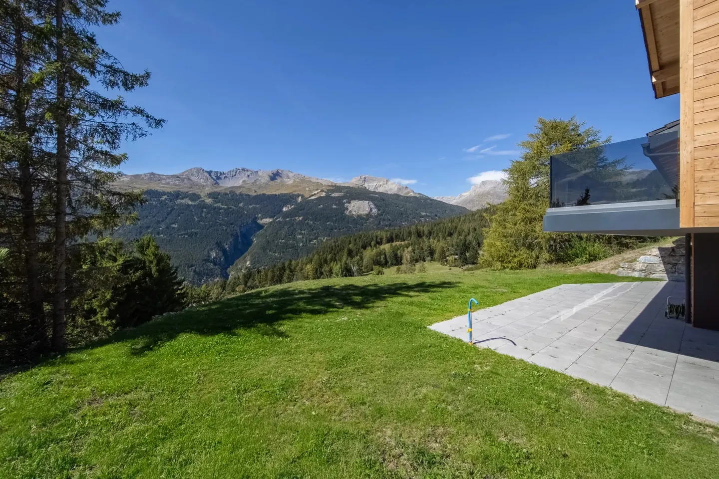 Exceptional 5.5-room chalet in Crans-Montana - Stunning view and jacuzzi - Photo 6 of 49
