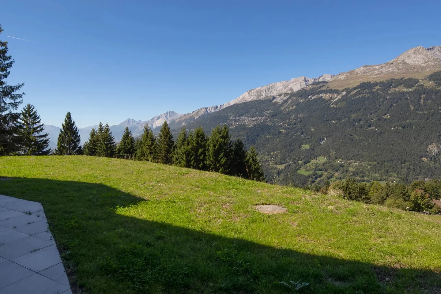 Exceptional 5.5-room chalet in Crans-Montana - Stunning view and jacuzzi - Photo 8 of 49