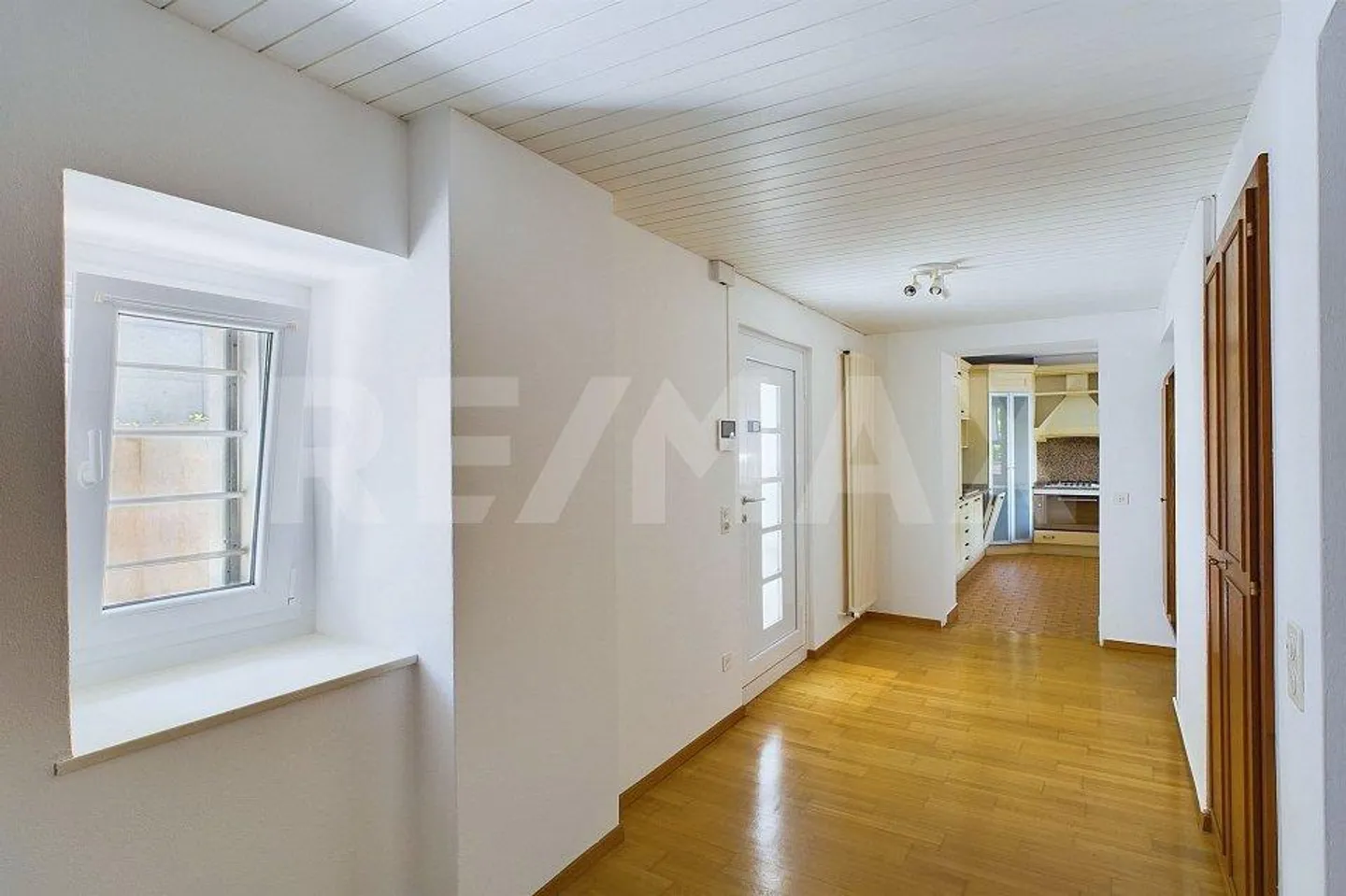 Einfamilienhaus mit großem Raum für Werkstatt oder Hobbyraum - Foto 3 von 13
