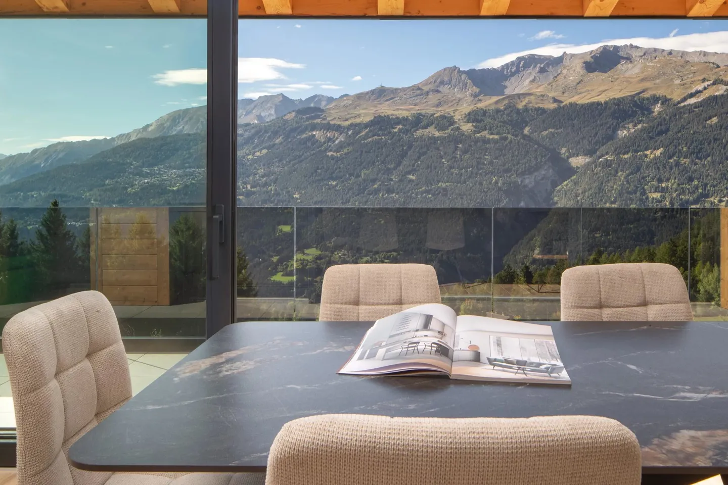 Exceptional 5.5-room chalet in Crans-Montana - Stunning view and jacuzzi - Photo 20 of 49