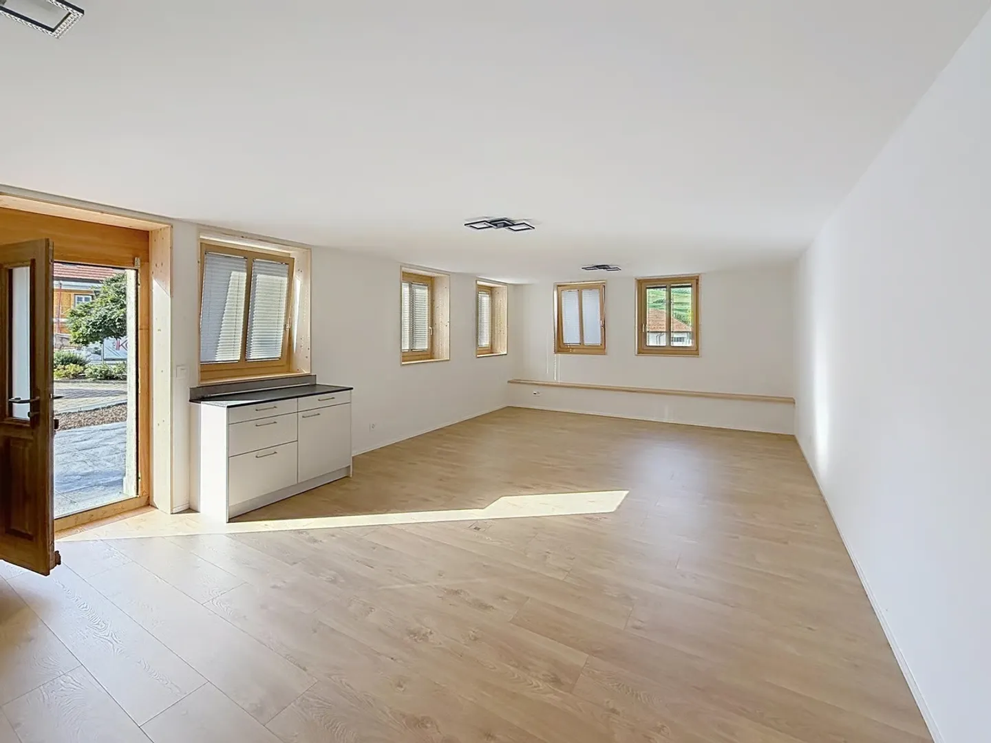 Charming 2.5-room apartment in the heart of the village - Photo 3 of 7