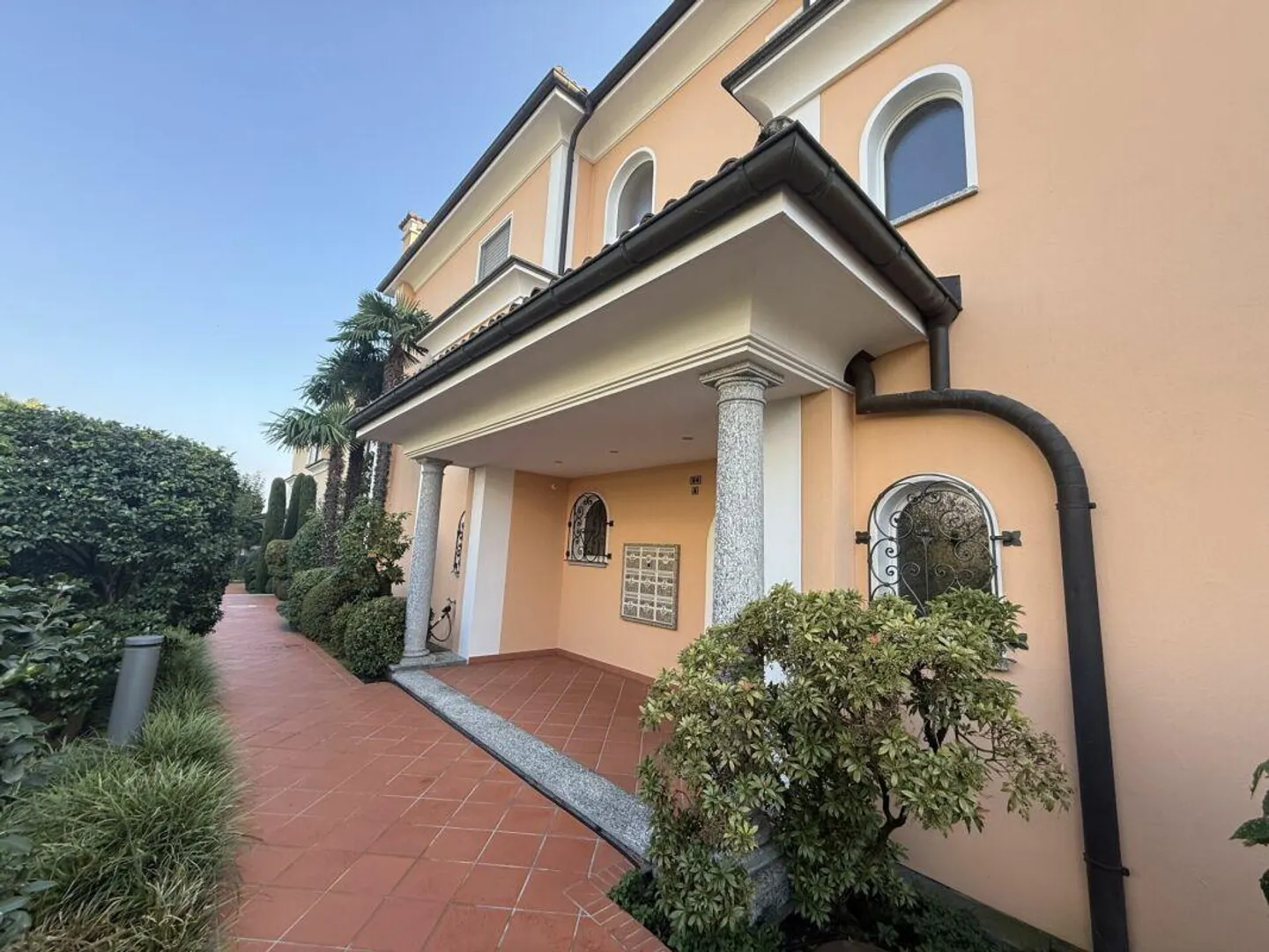 Elegant 2.5-Room Garden Apartment in the Camelia Residence, Ascona - Photo 2 of 10