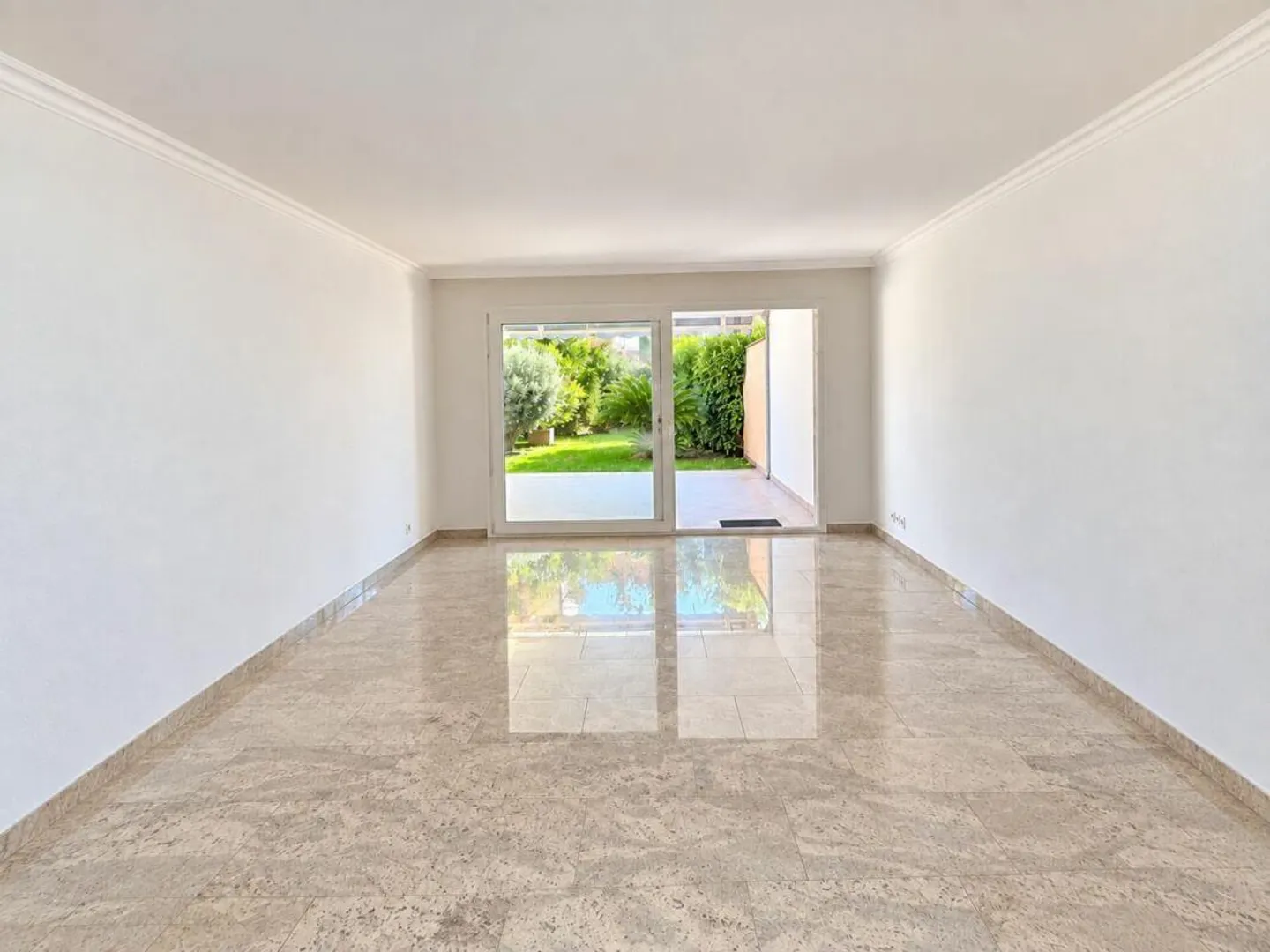 Elegant 2.5-Room Garden Apartment in the Camelia Residence, Ascona - Photo 6 of 10