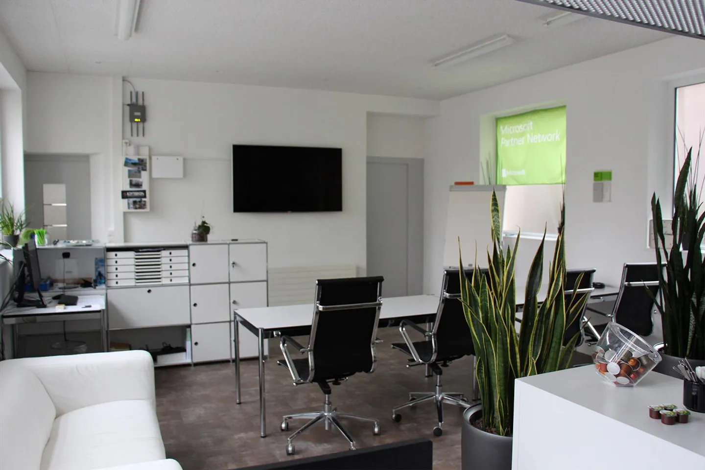 Beautiful, centrally located office for rent - Photo 4 of 5