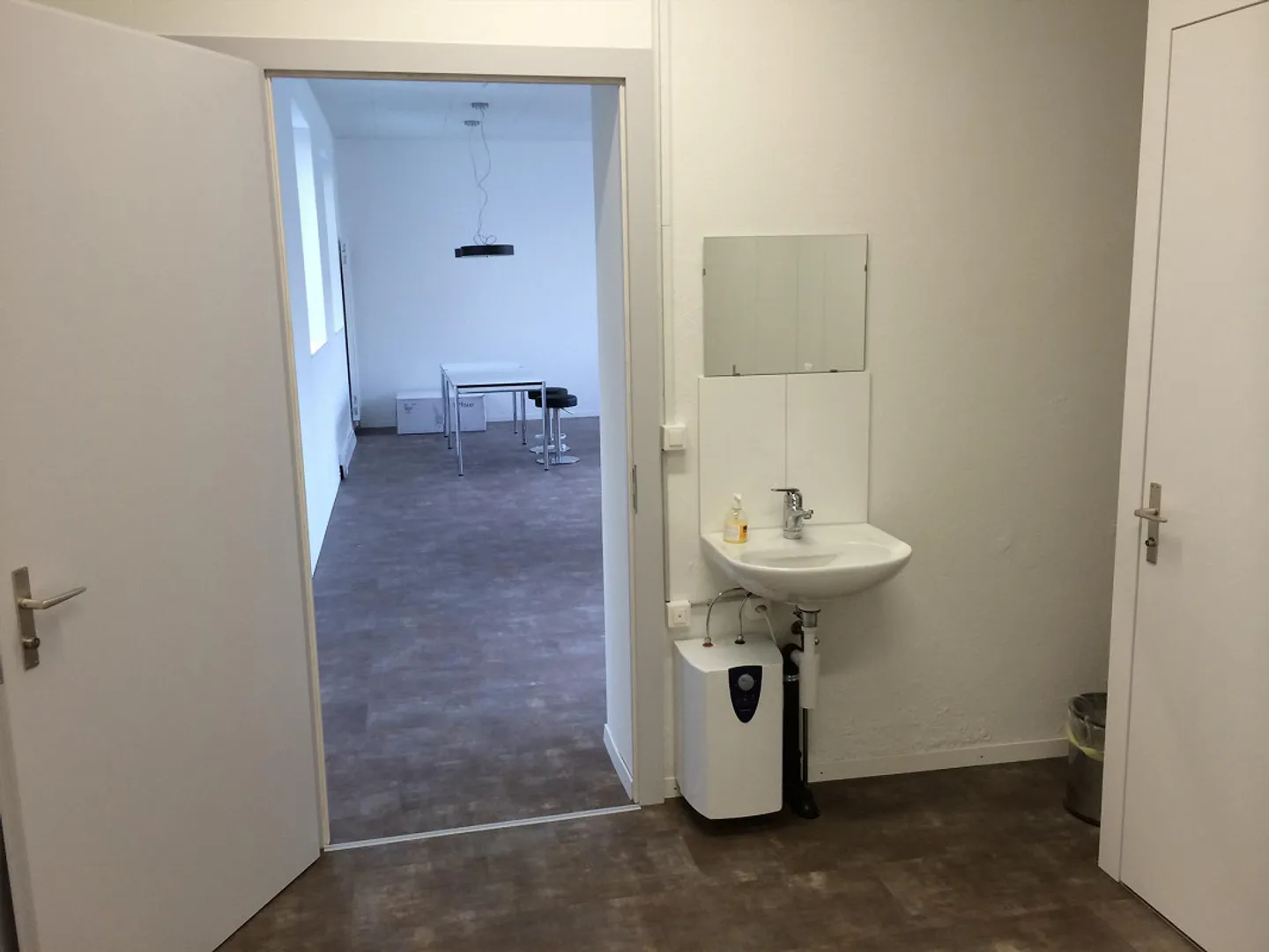 Beautiful, centrally located office for rent - Photo 5 of 5