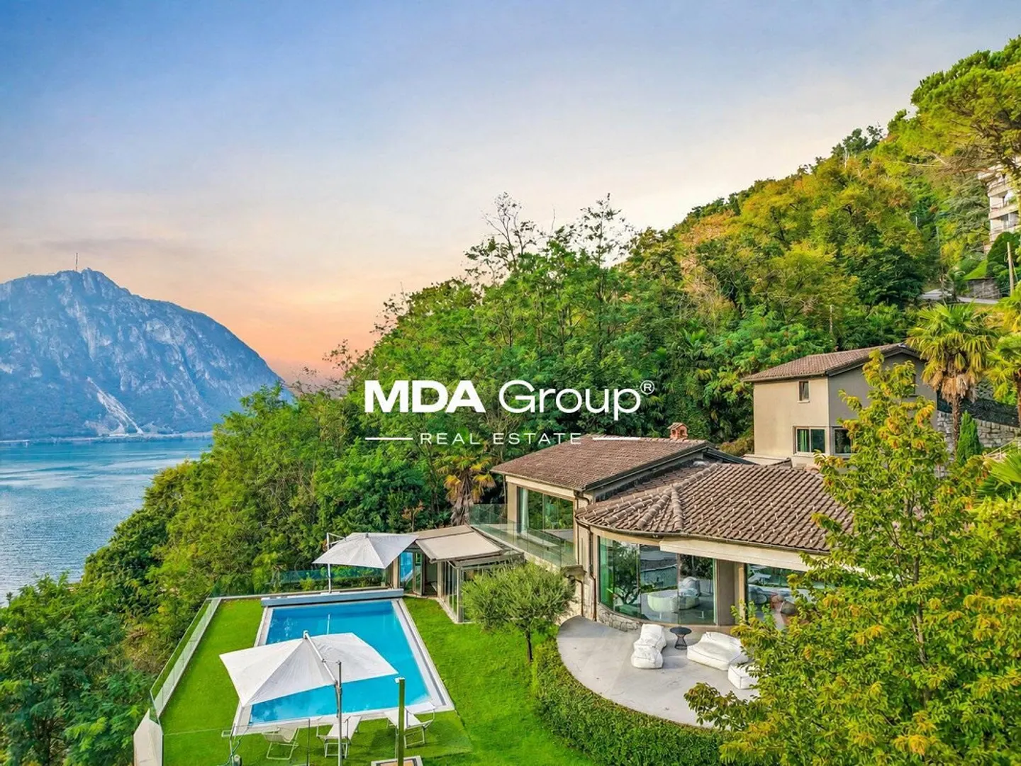 Villa di Lusso con Vista Lago - Foto 1 di 13