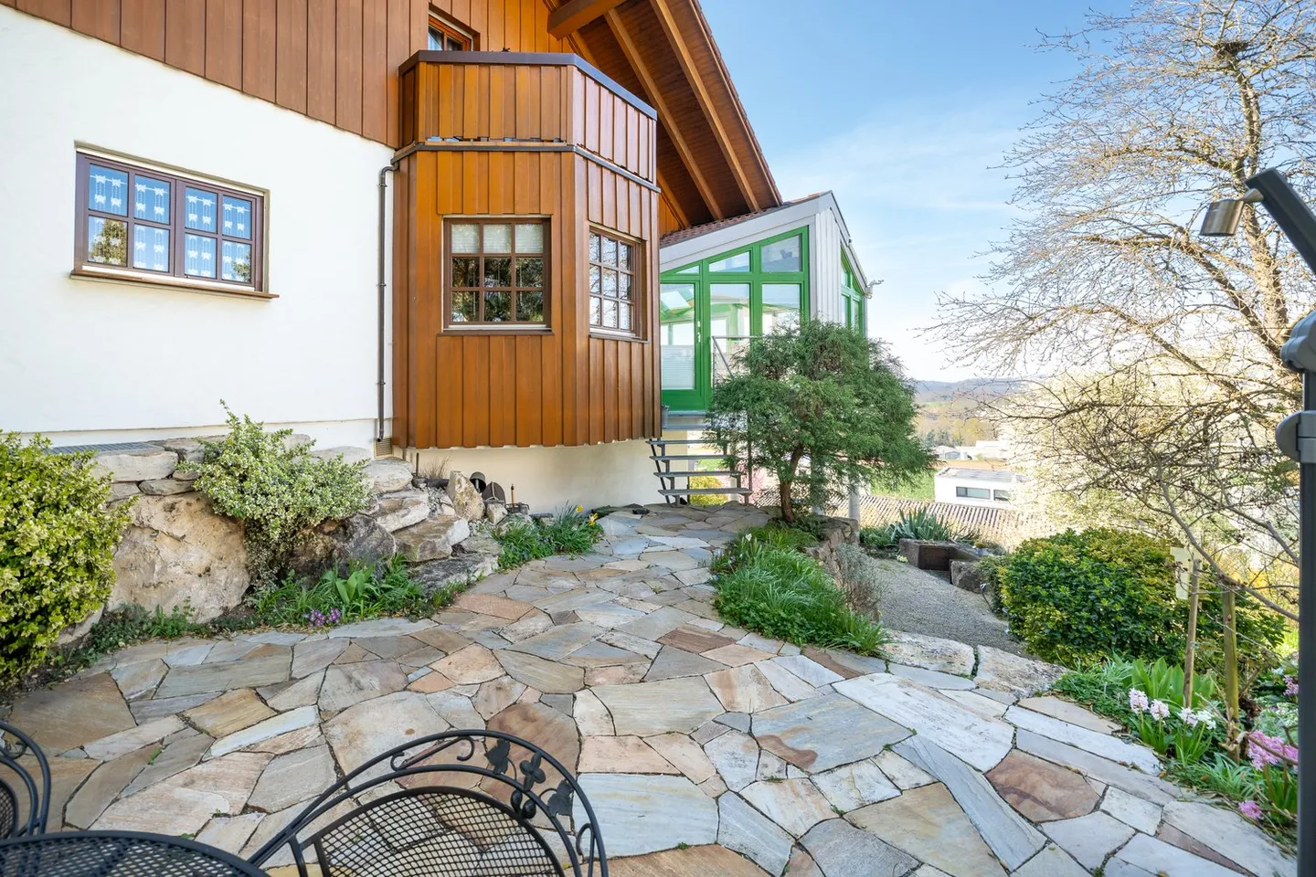 Idyllic single-family house with a separate apartment and unobstructed panoramic view in Dachsen - Photo 3 of 27