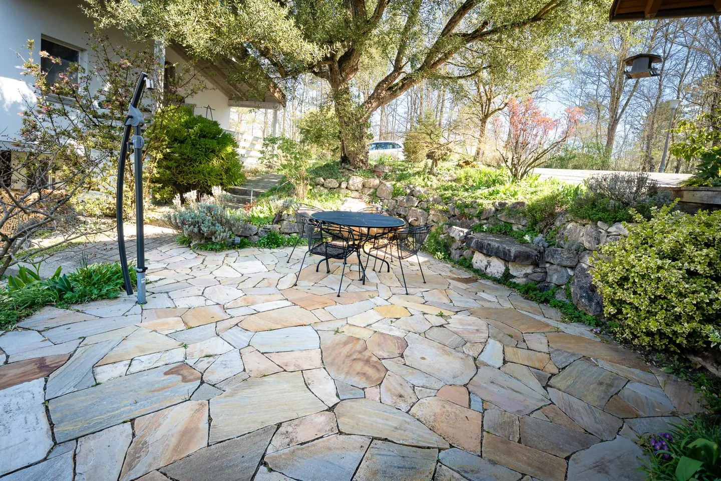 Idyllic single-family house with a separate apartment and unobstructed panoramic view in Dachsen - Photo 4 of 27