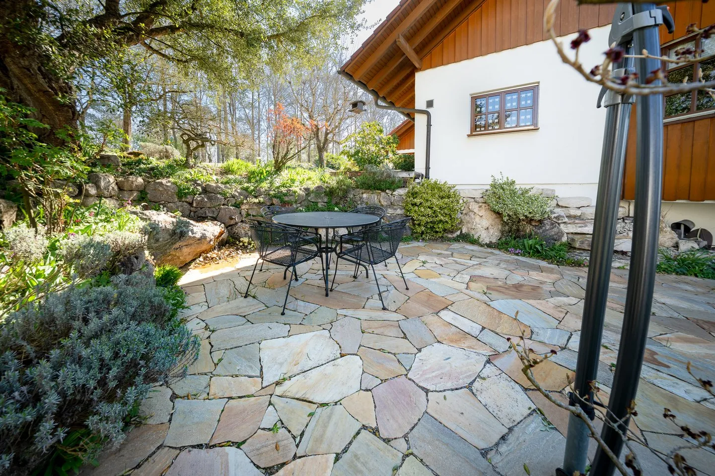 Idyllic single-family house with a separate apartment and unobstructed panoramic view in Dachsen - Photo 5 of 27