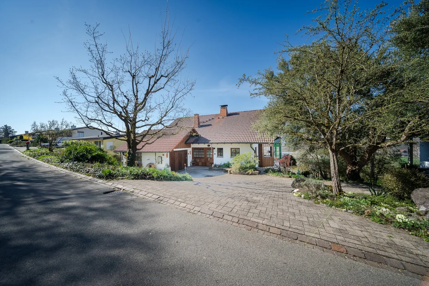 Idyllic single-family house with a separate apartment and unobstructed panoramic view in Dachsen - Photo 6 of 27