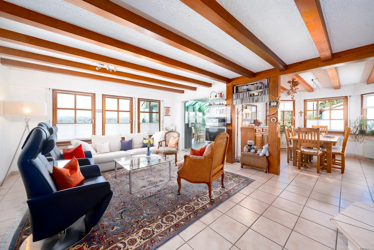 Idyllic single-family house with a separate apartment and unobstructed panoramic view in Dachsen - Photo 7 of 27