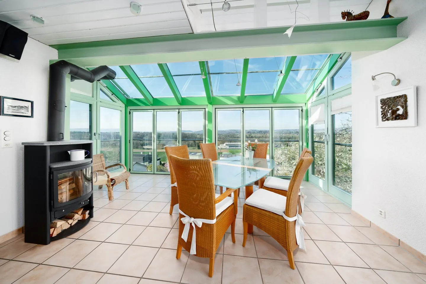 Idyllic single-family house with a separate apartment and unobstructed panoramic view in Dachsen - Photo 10 of 27