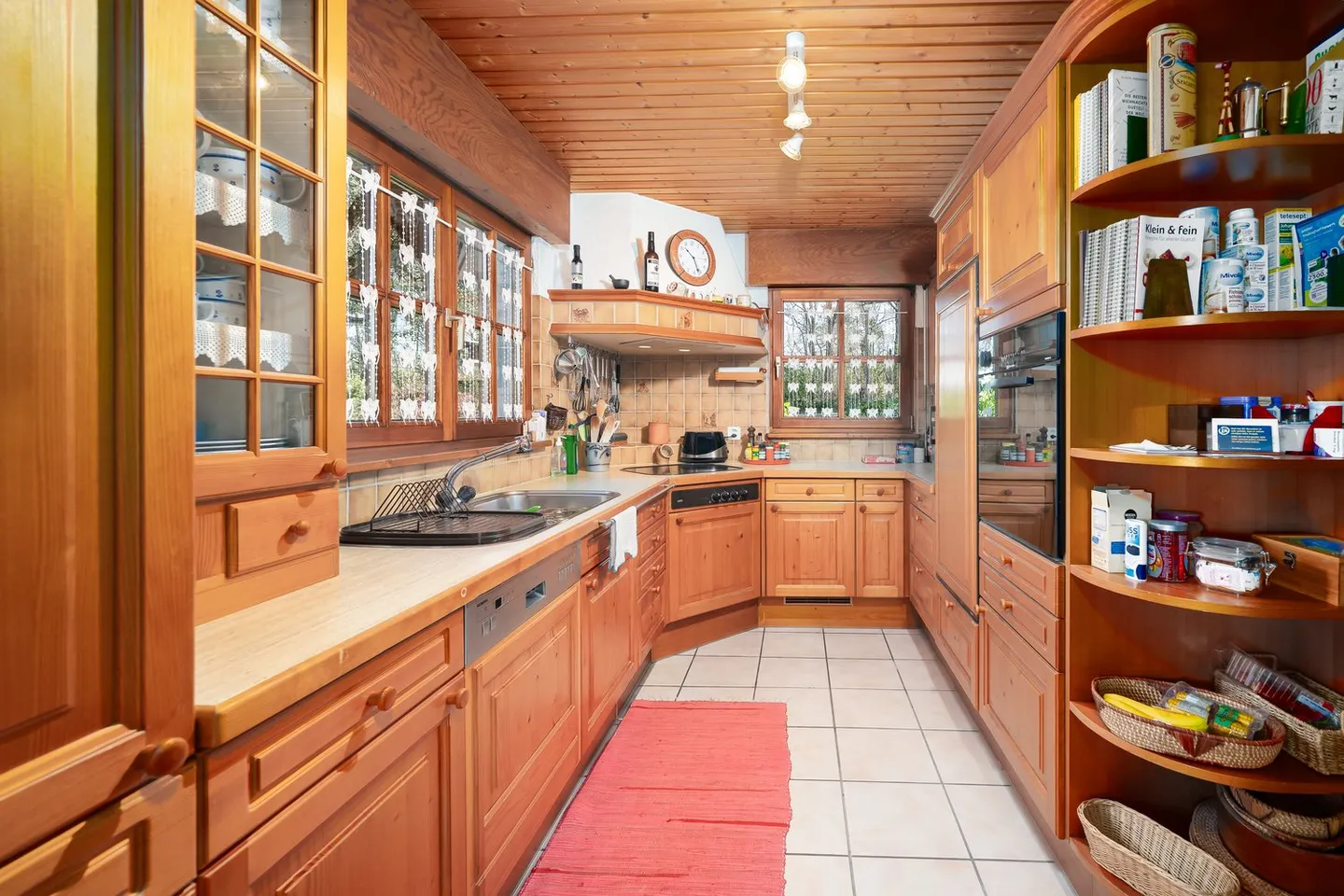 Idyllic single-family house with a separate apartment and unobstructed panoramic view in Dachsen - Photo 11 of 27