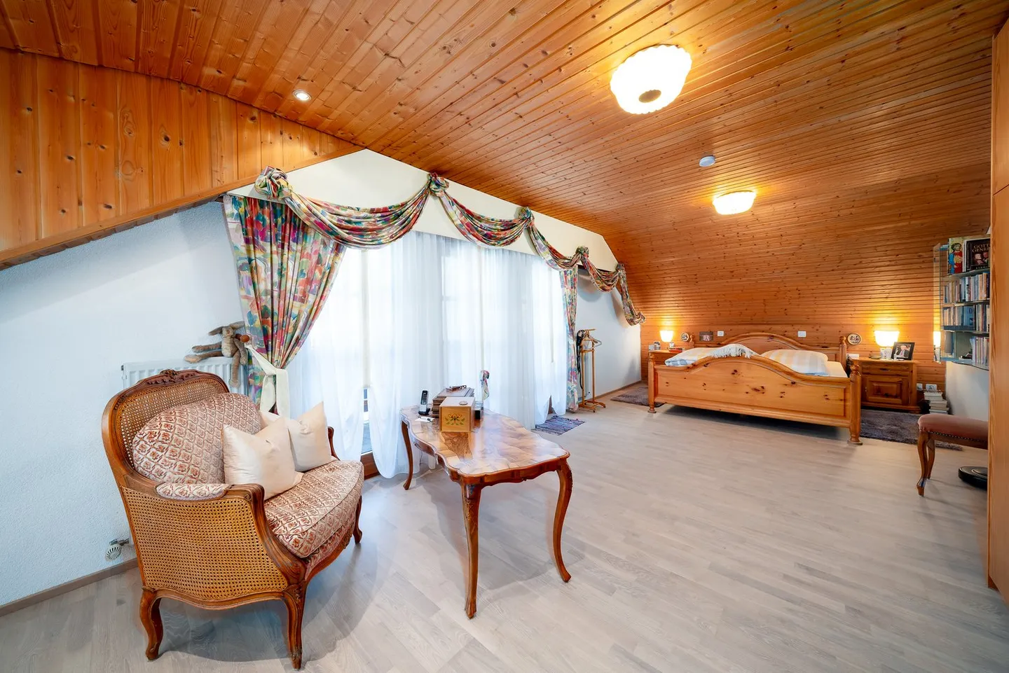 Idyllic single-family house with a separate apartment and unobstructed panoramic view in Dachsen - Photo 12 of 27