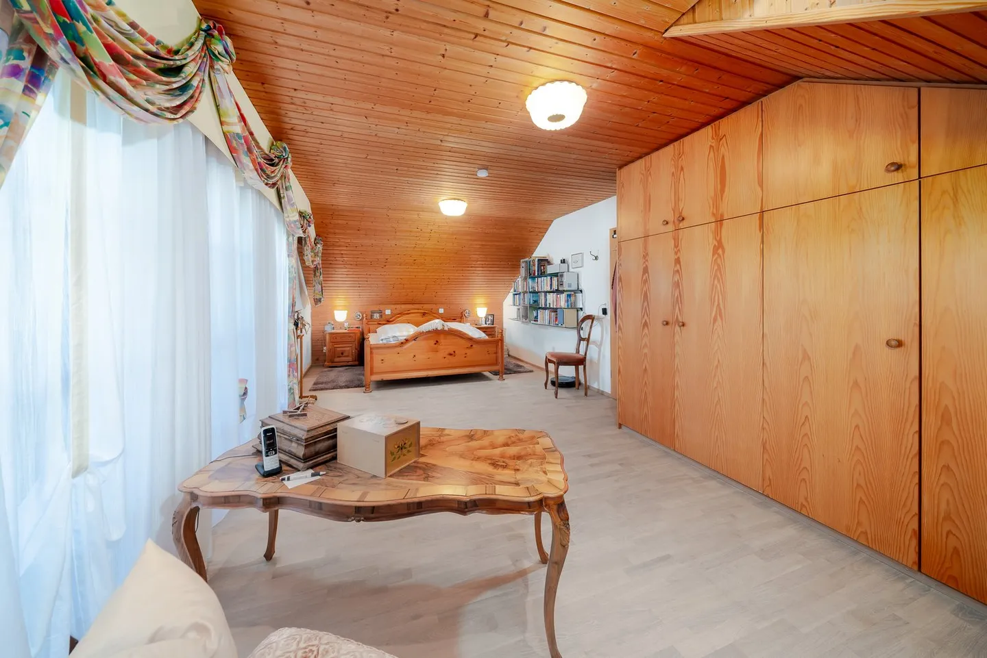 Idyllic single-family house with a separate apartment and unobstructed panoramic view in Dachsen - Photo 13 of 27