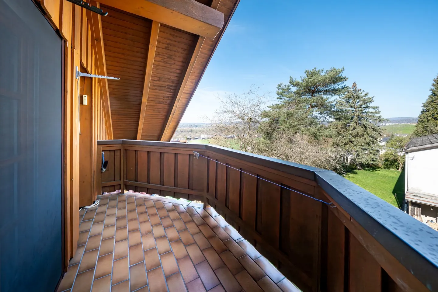 Idyllic single-family house with a separate apartment and unobstructed panoramic view in Dachsen - Photo 15 of 27