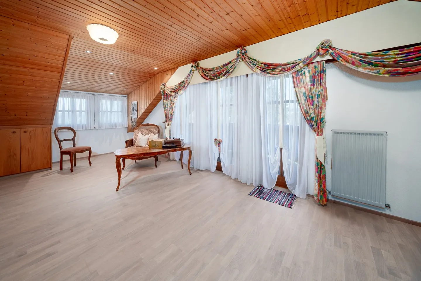 Idyllic single-family house with a separate apartment and unobstructed panoramic view in Dachsen - Photo 14 of 27