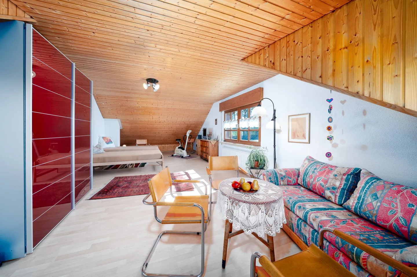 Idyllic single-family house with a separate apartment and unobstructed panoramic view in Dachsen - Photo 16 of 27