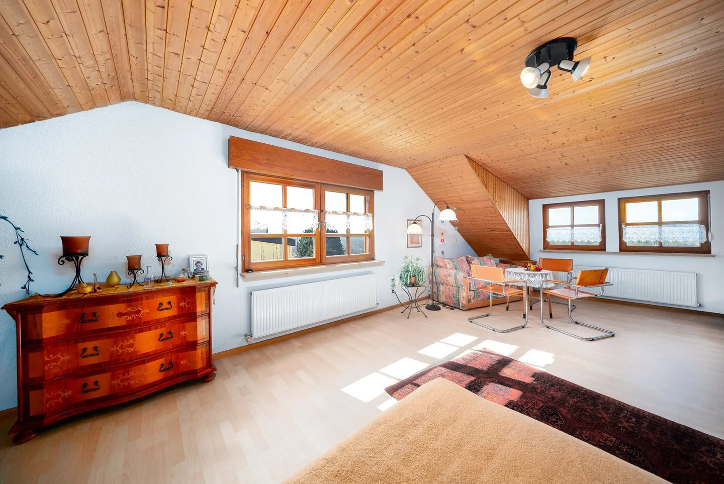 Idyllic single-family house with a separate apartment and unobstructed panoramic view in Dachsen - Photo 17 of 27