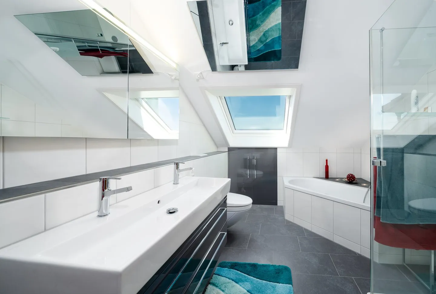 Idyllic single-family house with a separate apartment and unobstructed panoramic view in Dachsen - Photo 18 of 27