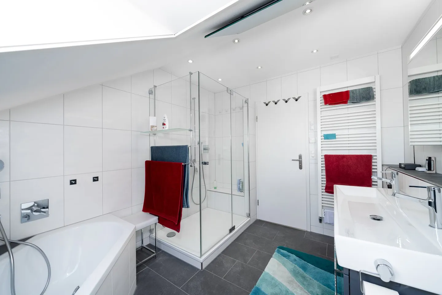 Idyllic single-family house with a separate apartment and unobstructed panoramic view in Dachsen - Photo 19 of 27