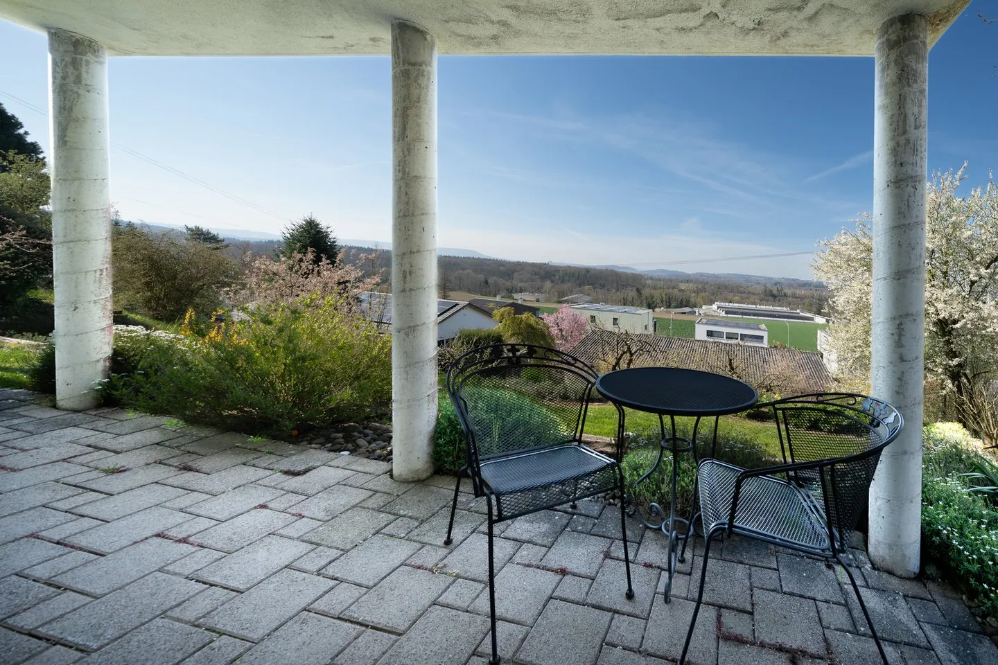 Idyllic single-family house with a separate apartment and unobstructed panoramic view in Dachsen - Photo 20 of 27