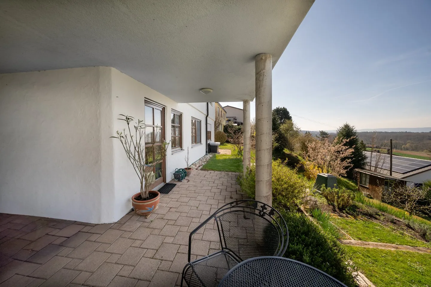 Idyllic single-family house with a separate apartment and unobstructed panoramic view in Dachsen - Photo 21 of 27