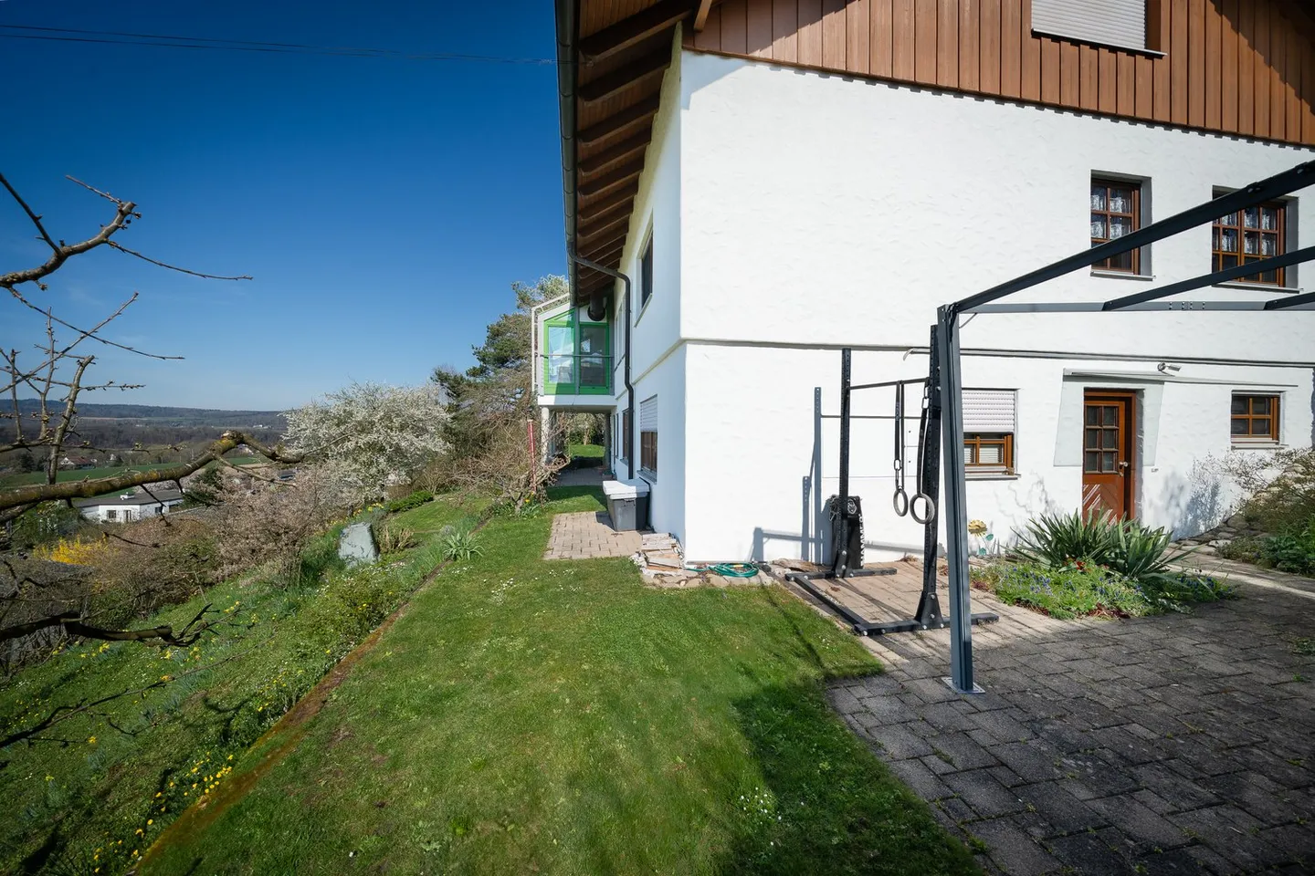 Idyllic single-family house with a separate apartment and unobstructed panoramic view in Dachsen - Photo 22 of 27