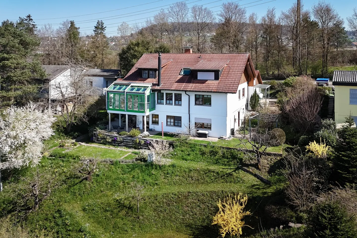 Idyllic single-family house with a separate apartment and unobstructed panoramic view in Dachsen - Photo 2 of 27