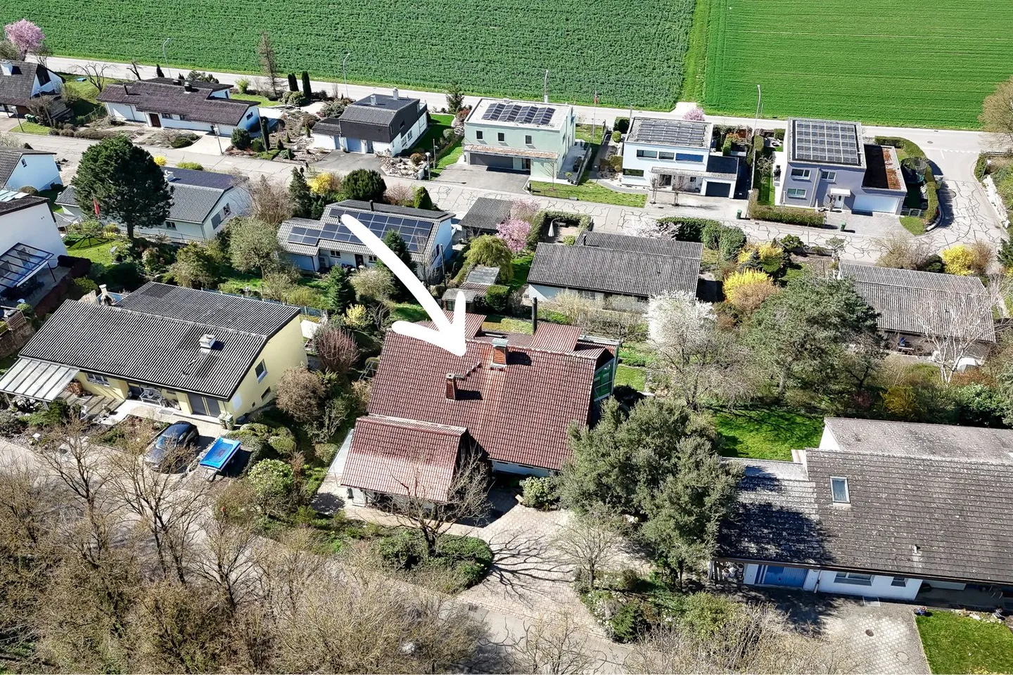 Idyllic single-family house with a separate apartment and unobstructed panoramic view in Dachsen - Photo 24 of 27