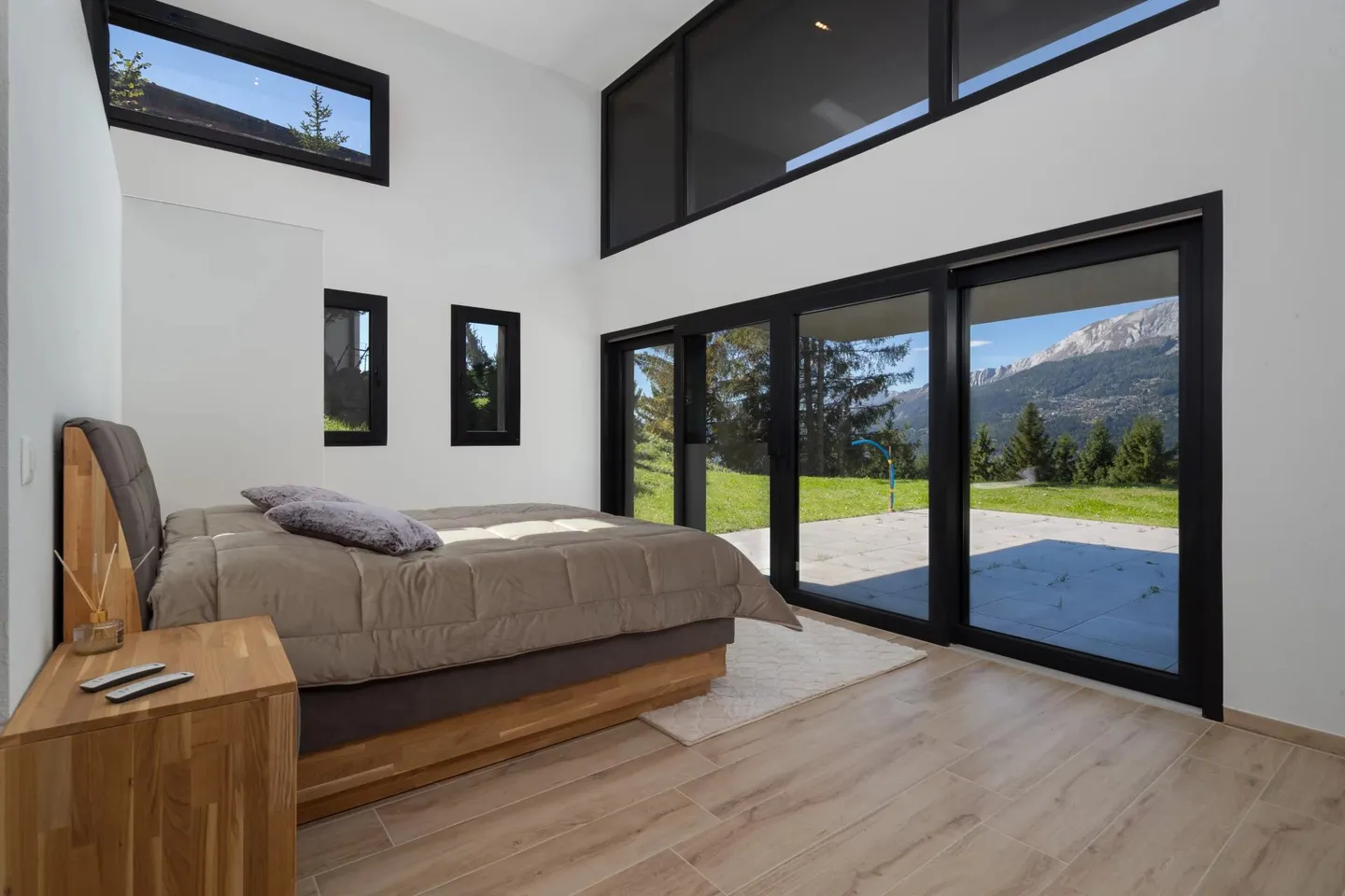 Exceptional 5.5-room chalet in Crans-Montana - Stunning view and jacuzzi - Photo 35 of 49