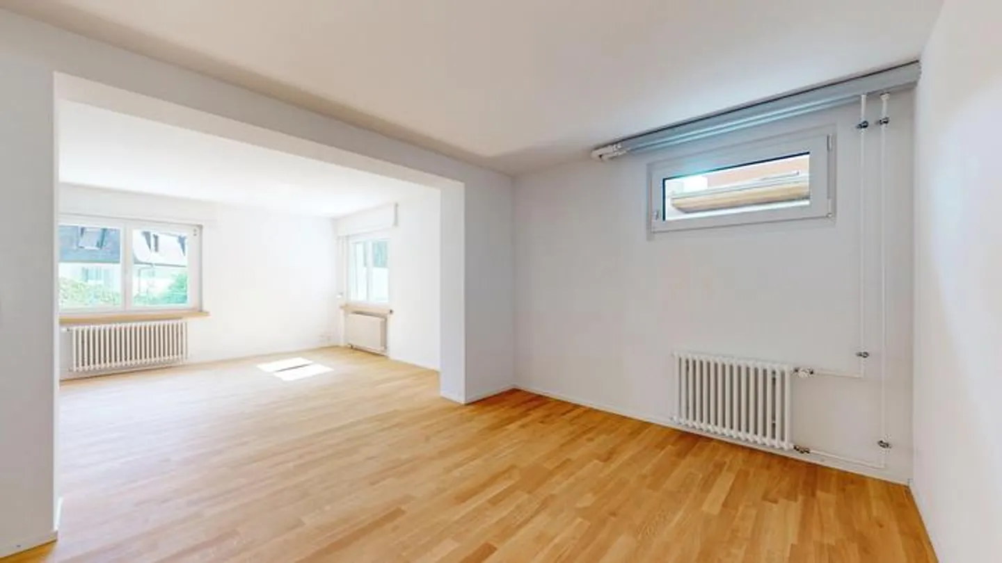 RENOVATED STUDIO GEM IN THE GROUND FLOOR - Photo 4 of 8