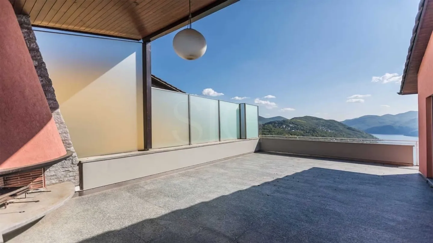 Modern Villa with Lake View - Photo 4 of 8