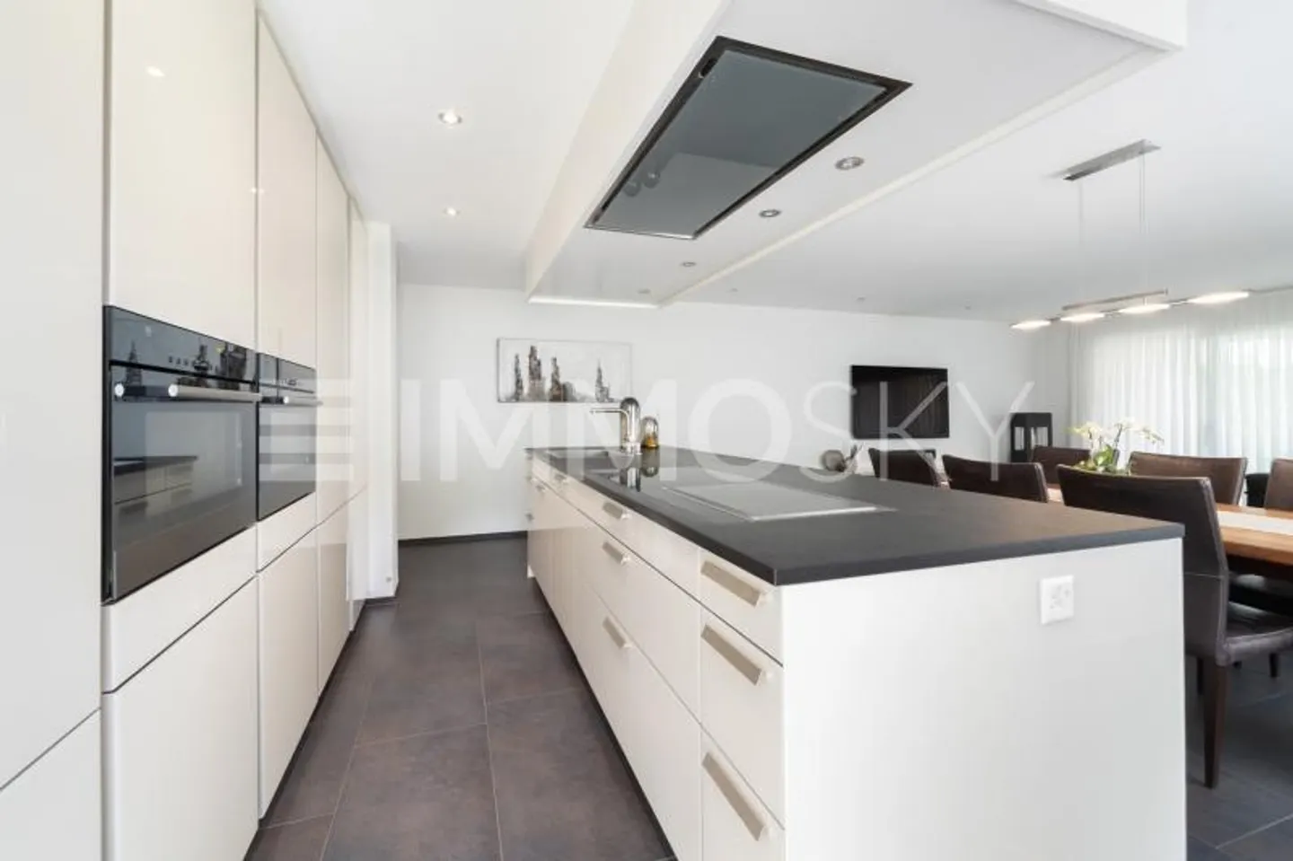 Stylish living with plenty of space and garden - Photo 1 of 5