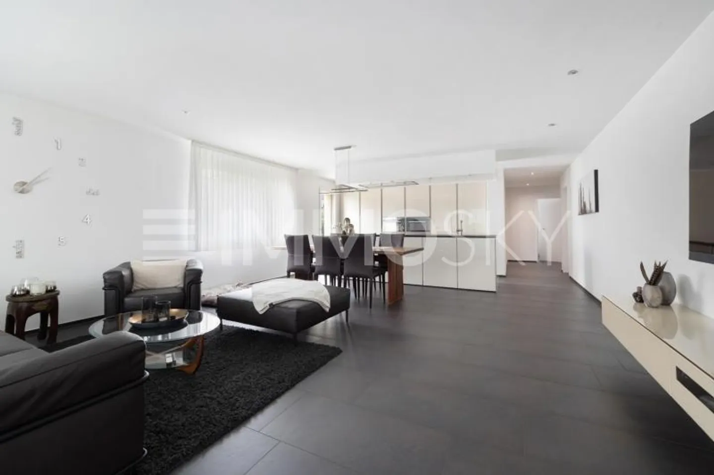 Stylish living with plenty of space and garden - Photo 2 of 5