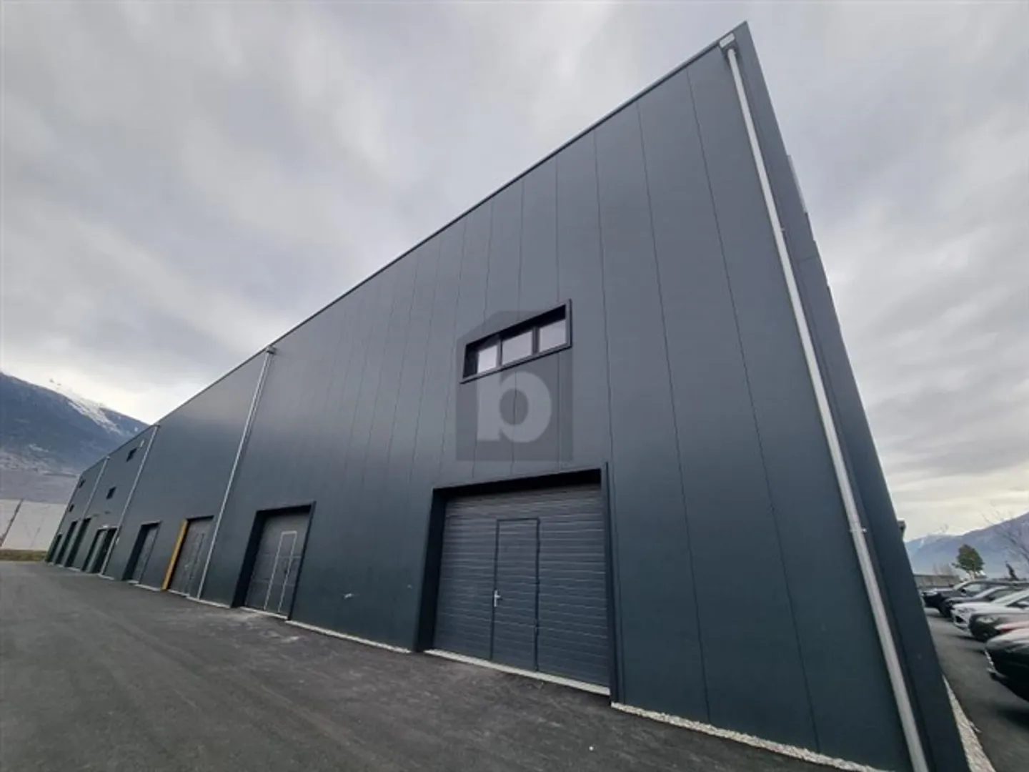 NEUE DEPOT AN DER AUTOBAHN - Foto 1 von 5