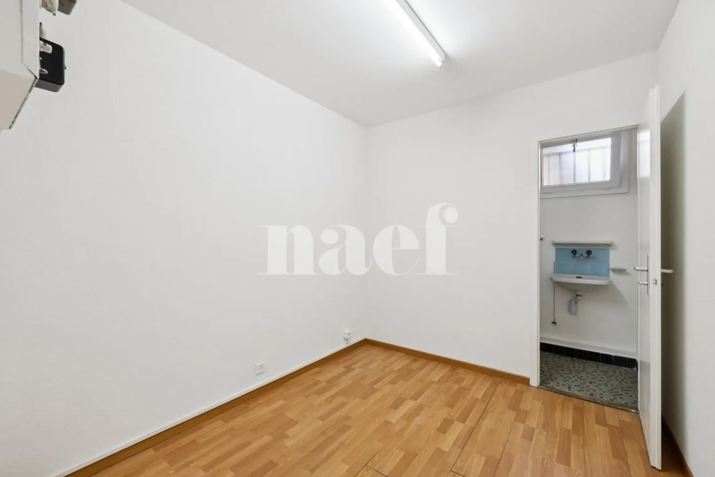 Commercial space with window near downtown - Photo 4 of 6