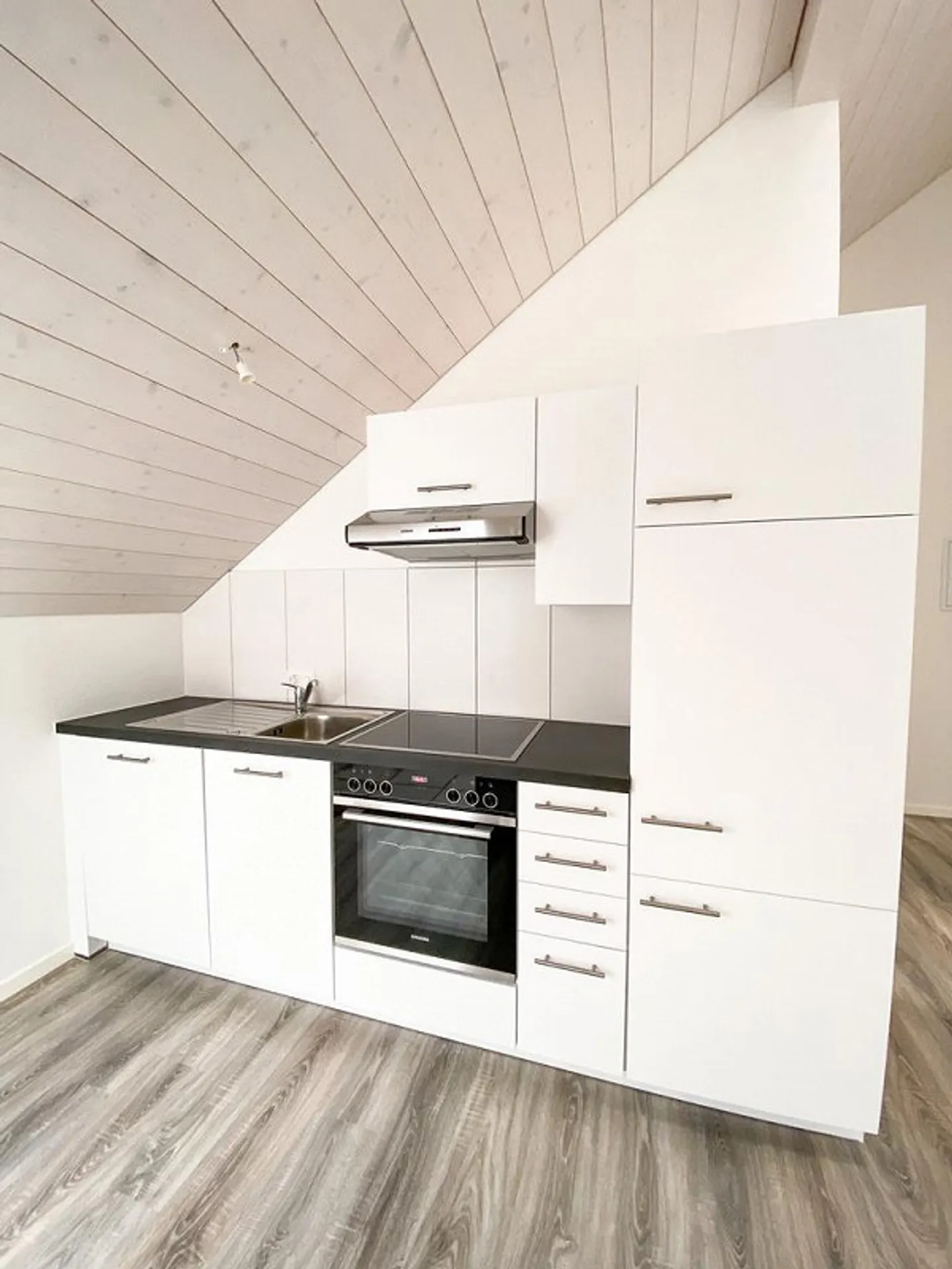 Moderno appartamento mansardato 2.5 con balcone / promozione affitti - Foto 2 di 7