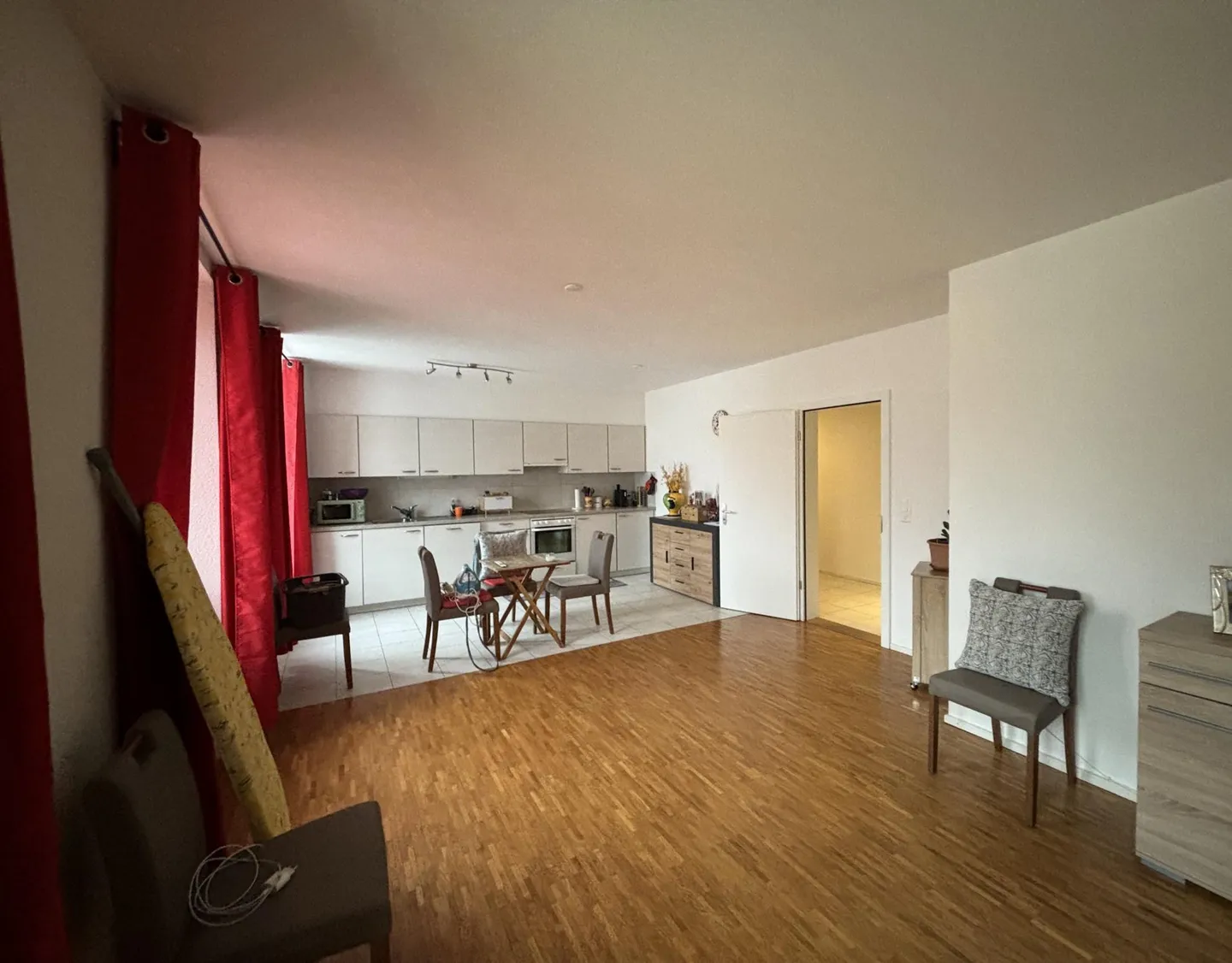 1° AFFITTO NETTO OFFERT! Bell'appartamento di 3 stanze a Fleurier - Foto 1 di 7