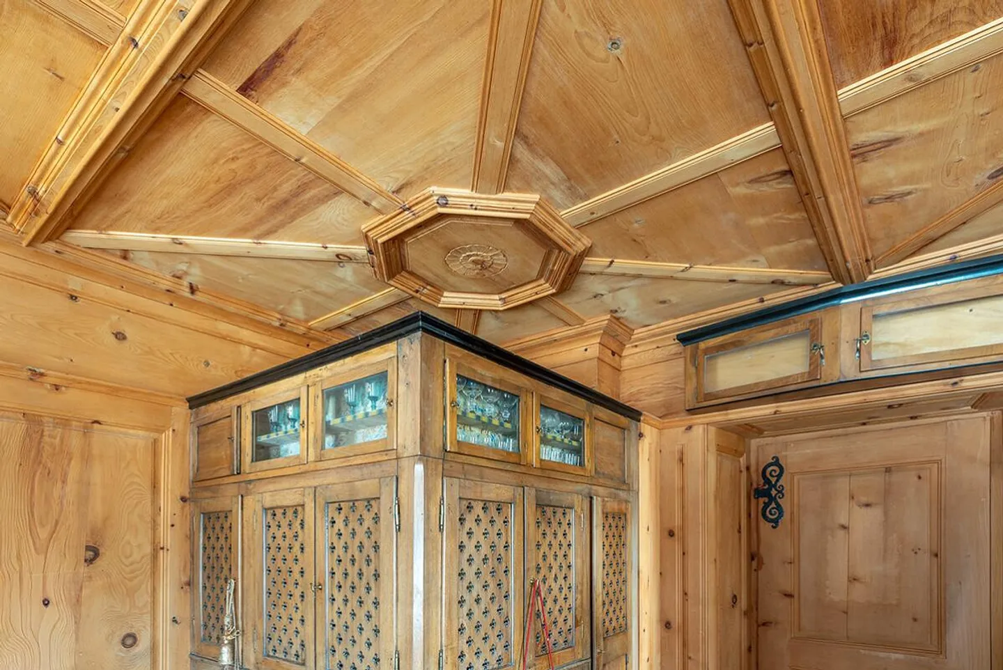 Historische Villa mit Entwicklungspotenzial - Foto 3 von 6