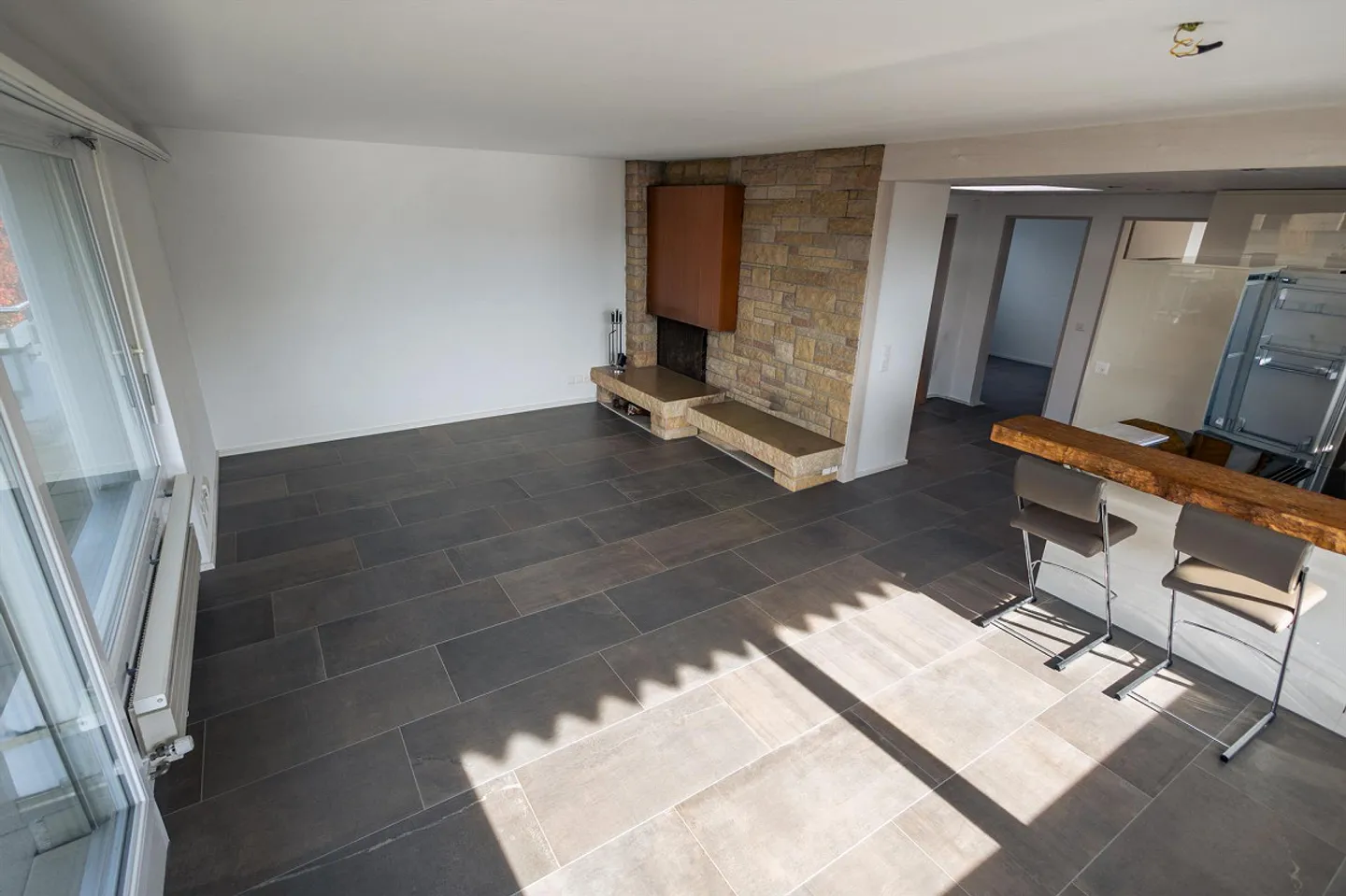 Appartement en attique de 3,5 pièces avec grande terrasse à Rütihof - Photo 3 sur 16